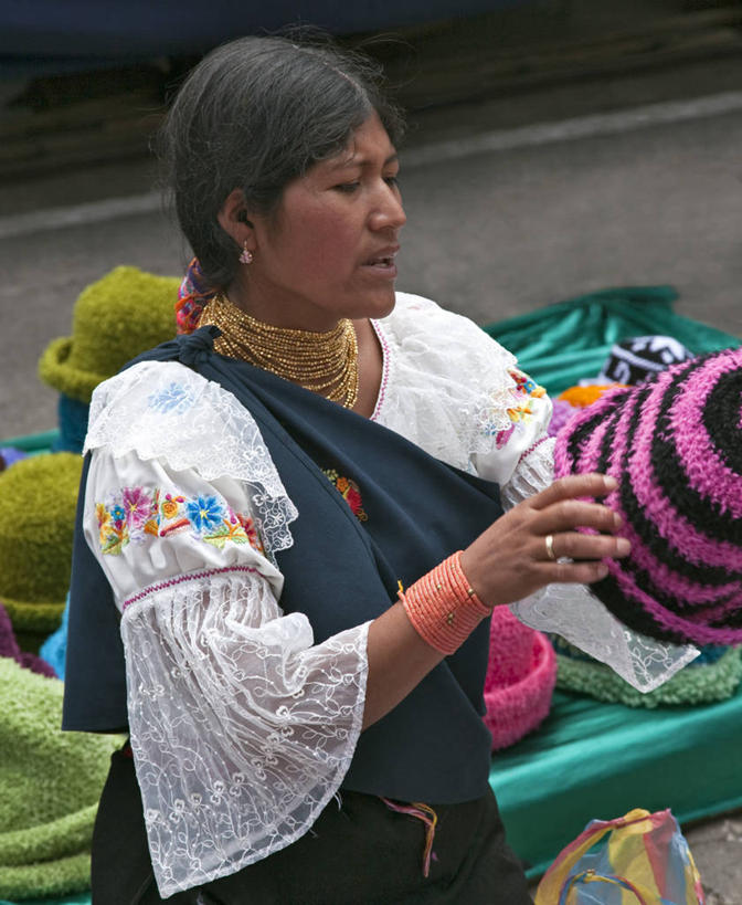 成年人,竖图,讨论,消费,厄瓜多尔,商品,珠子,市场,货摊,衣服,纪念品,社区,南美,摄影,羊毛,拉丁美洲,手艺,贸易,美术工艺,奥塔瓦洛,女人,美国人,说话,彩图,旅行,传统文化