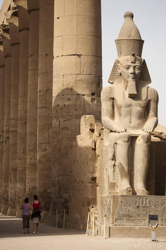 成年人,竖图,旅游,建筑,非洲,埃及,行人,游客,游人,柱子,路人,旅客,地标建筑,摄影,考古学,中东,鲁克索神殿,埃及文化,沙岩,过客,女人,彩图,旅行,联合国教科文组织,埃及卢克索