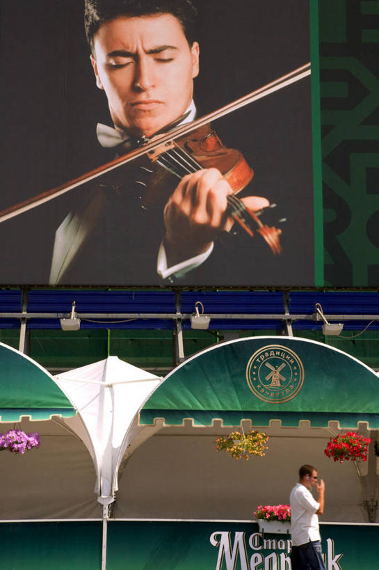 成年人,一个人,音乐家,竖图,城市,俄罗斯,仅一个男性,小提琴,首都,海报,广告,摄影,音乐人,莫斯科,男人,乐师,演奏家,音乐工作者,步行,彩图,旅行,独联体