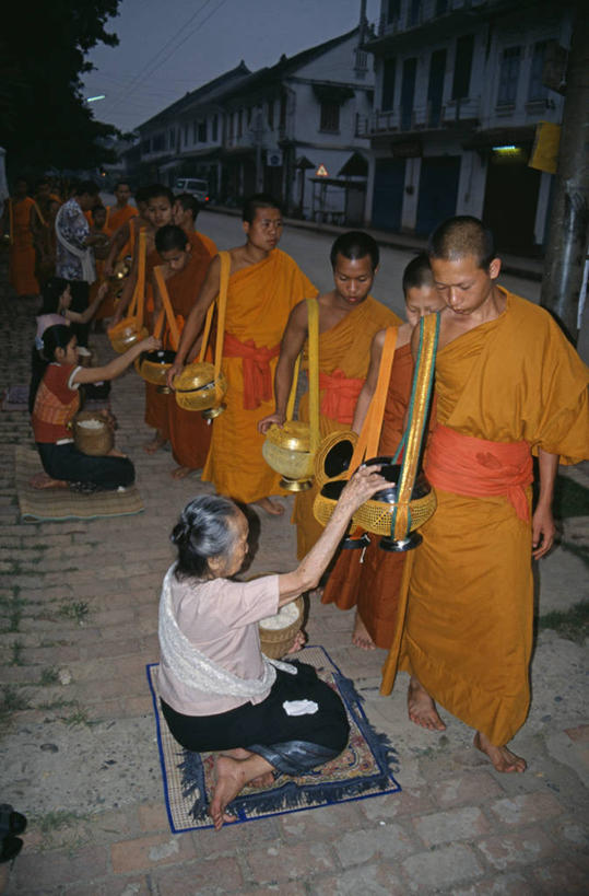 儿童,成年人,竖图,制服,城市,老挝,衣服,地标建筑,橙色,摄影,宗教,东南亚,游行,收集,琅勃拉邦,施舍,男孩,男人,女人,僧侣,彩图,传统服装,联合国教科文组织