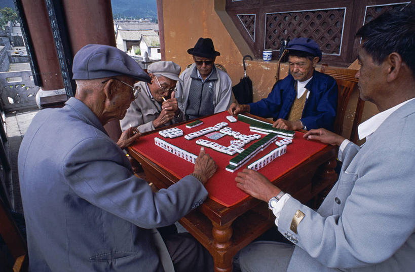 成年人,老年人,人群,横图,桌子,纺织品,大理,亚洲,红色,麻将,社区,摄影,年龄,老年男性,男人,男性,彩图,传统文化