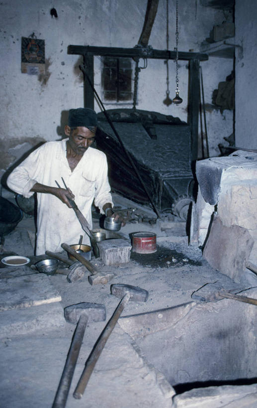 儿童,成年人,一个人,坐,竖图,室外,裙子,项链,珠宝,刺绣,印度,哥斯达黎加,服装,头巾,头饰,人行道,纹身,衣服,黑色,发饰,摄影,服饰,手镯,复杂,北美,北美洲,衣着,穿着,修道院,脚链,肖像,美洲,北亚美利加洲,亚美利加洲,耳饰,哥斯达黎加共和国,衣饰,古吉拉特邦,卡塔戈,卡塔戈省,女孩,女人,彩图,传统服装,卡奇