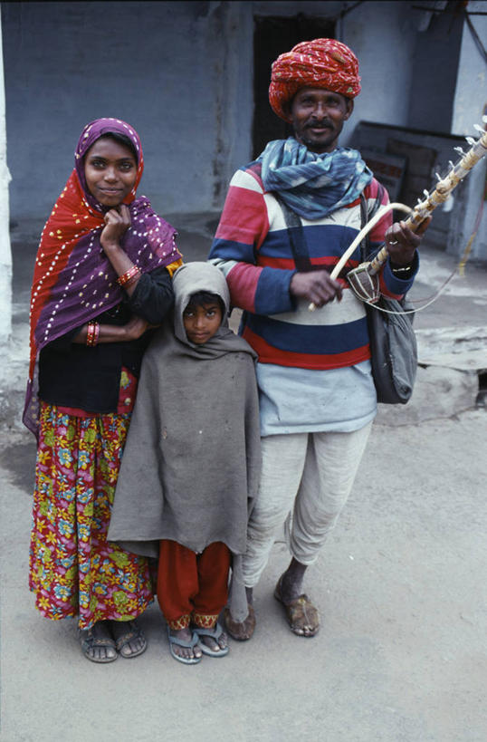 儿童,成年人,三个人,家庭,女儿,儿子,音乐家,微笑,竖图,街道,印度,亚洲,乐器,音乐,表演者,衣服,职业,摄影,生活方式,音乐人,朝圣节,街头艺人,拉贾斯坦邦,男孩,男人,男性,女孩,女性,乐师,演奏家,音乐工作者,彩图,传统文化
