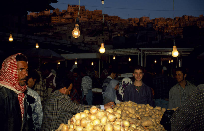 成年人,横图,夜晚,购物,消费,蔬菜,洋葱,约旦,亚洲,食品,市场,首都,货摊,顾客,黄昏,社区,同意,摄影,中东,购买,贩卖,贸易,安曼,男人,商人,彩图