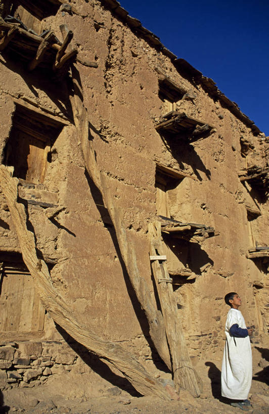 儿童,一个人,竖图,室外,纯洁,非洲,摩洛哥,仅一个男性,仅一个人,梯子,墙,庭院,小孩,社区,仅一个小孩,可爱,童年,童趣,摄影,要塞,谷仓,童真,北非,烂漫,无邪,阿非利加洲,摩洛哥王国,阿加迪尔,阿加迪尔省,天真,男孩,男人,男性,孩子,彩图,柏柏尔人,男生,传统文化