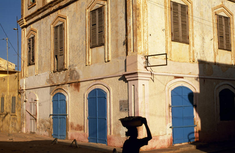 成年人,横图,室外,街道,非洲,塞内加尔,行人,百叶窗,摄影,破败,圣路易,女人,彩图