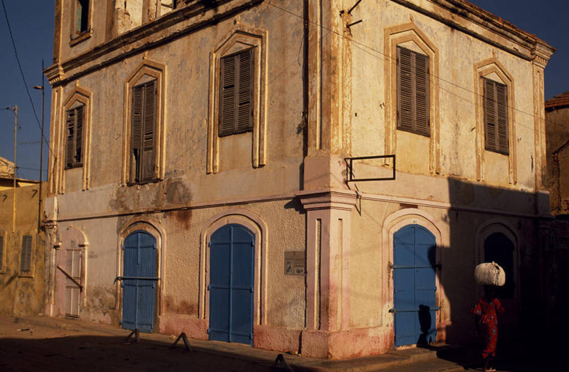 无人,横图,室外,白天,旅游,度假,河流,水,船,塞内加尔,小的,河岸,鱼类,红色,蓝色,白色,休息,运输,摄影,作画,西非,圣路易,休闲活动,彩图,钓鱼,旅行,传统文化