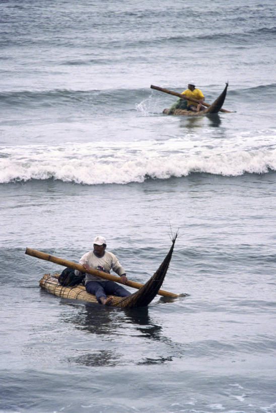 成年人,两个人,竖图,室外,渔业,海浪,船,芦苇,秘鲁,海岸线,稻草,北,草,南美,摄影,横梁,桨,太平洋,独木舟,肖像,横杆,美术工艺,男人,彩图,钓鱼,旅行,传统文化