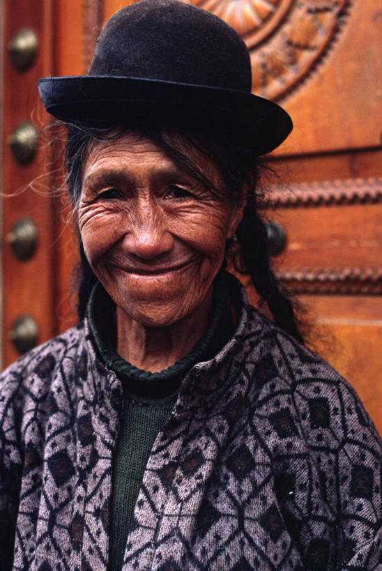 成年人,一个人,微笑,竖图,帽子,秘鲁,仅一个女性,礼帽,衣服,社区,南美,摄影,年龄,肖像,女人,彩图,传统服装,旅行,传统文化