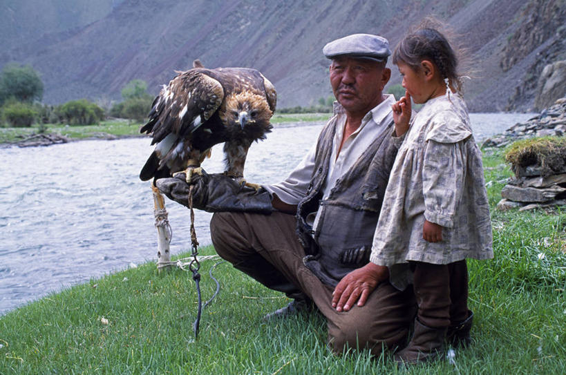 儿童,成年人,两个人,家庭,祖父,横图,室外,纯洁,河流,鹰,蒙古,亚洲,教,可爱,童年,童趣,摄影,童真,烂漫,无邪,金雕,猎人,天真,男人,男性,女孩,女性,孙女,彩图,传统文化,游牧民族