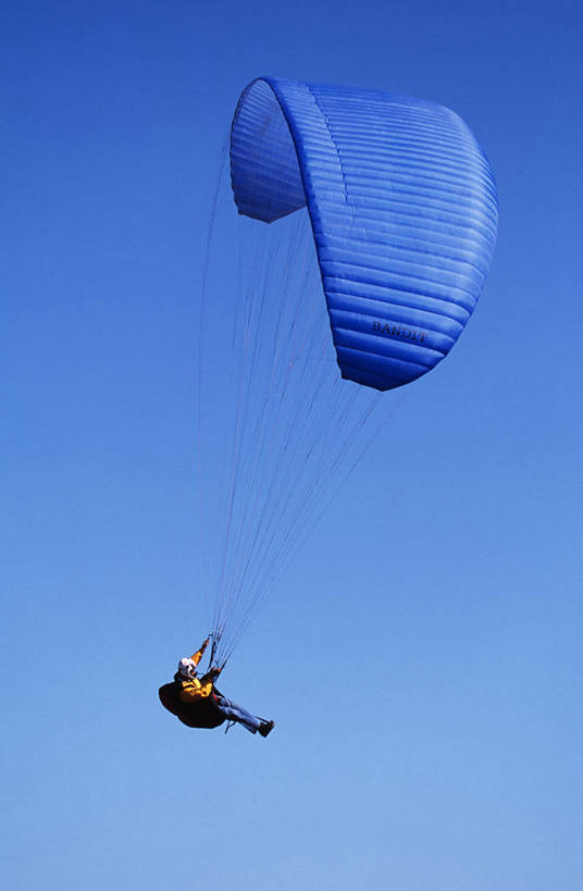成年人,一个人,竖图,室外,白天,兴奋,自由,风险,运动,降落伞,仅一个男性,仅一个人,头饰,着陆,极限运动,飞,英格兰,仅一个年轻男性,背面,摄影,活动,登陆,载具,下降,降落,勇气,航空工具,减速器,冒险,男人,男性,年轻男性,年轻人,彩图