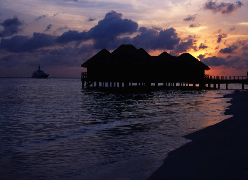 无人,横图,室外,度假,海洋,日落,水,别墅,酒店,棕榈树,马尔代夫,沙子,岛,黄昏,邮轮,摄影,宁静,热带气候,印度洋,华贵,私密,高跷,海滩,彩图,小屋