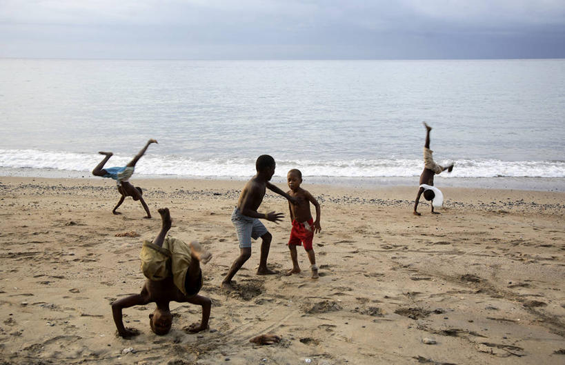 儿童,横图,室外,快乐,自由,友谊,非洲,童年,摄影,阿非利加洲,圣普,侧手翻,普林西比,海滩,彩图