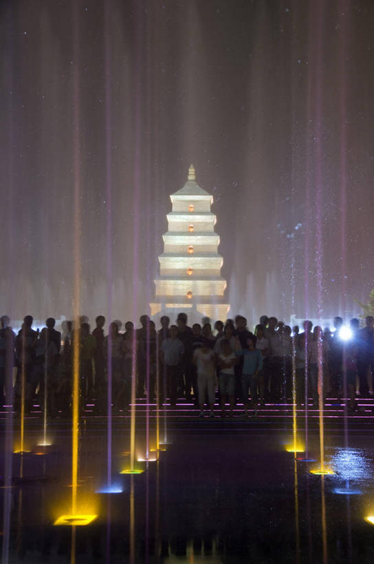 公园,横图,彩色,室外,夜晚,长时间曝光,旅游,水,建筑,喷泉,大雁塔,中国,亚洲,历史,宝塔,黄昏,地标建筑,摄影,宗教,五颜六色,照亮,色彩斑斓,中国文化,五彩缤纷,群众,东亚,陕西省,唐朝,五彩斑斓,五光十色,彩图,罢工,传统文化