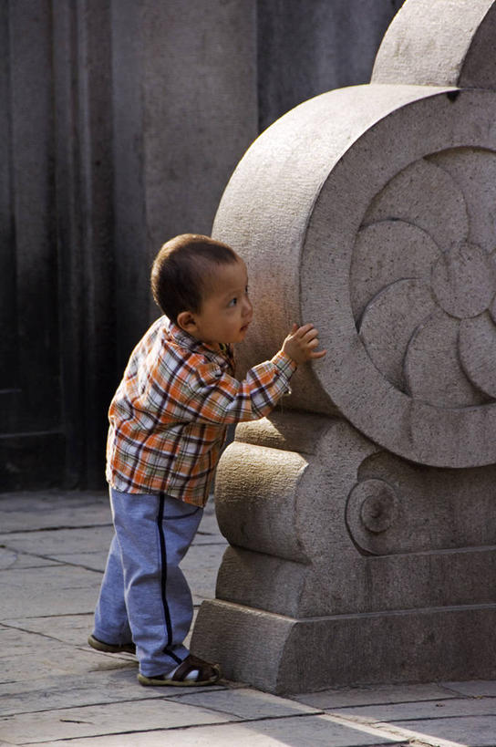 儿童,一个人,竖图,纯洁,亚洲,仅一个男性,仅一个人,小孩,仅一个小孩,可爱,童年,童趣,摄影,隐藏,捉迷藏,童真,东亚,烂漫,无邪,陕西省,恶作剧,天真,男孩,男人,男性,孩子,彩图,男生