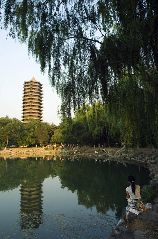 无人,竖图,室外,旅游,湖,水,城市,建筑,北京,中国,亚洲,反射,塔,首都,历史,宝塔,树,摄影,东亚,海淀区,设计,彩图,旅行,北京大学,传统文化