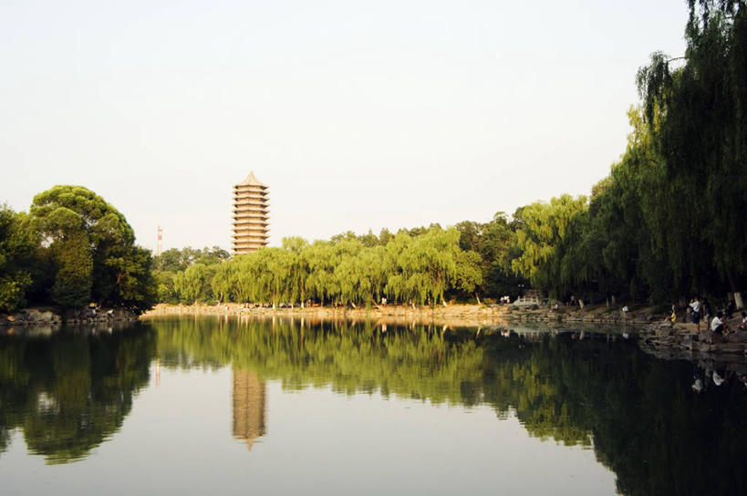 无人,竖图,室外,旅游,湖,水,城市,建筑,北京,中国,亚洲,反射,塔,首都,历史,宝塔,树,摄影,东亚,海淀区,设计,彩图,旅行,北京大学,传统文化