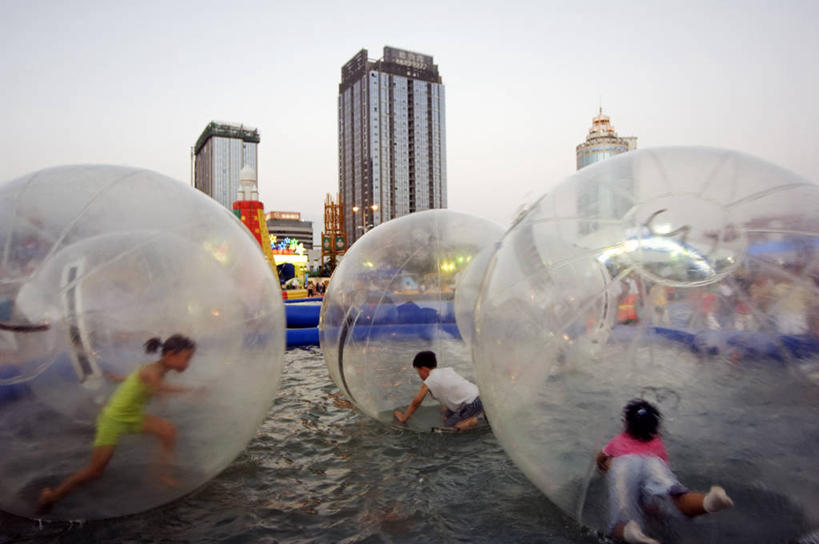 儿童,游乐园,横图,室外,旅游,度假,日落,水,中国,亚洲,行人,游客,游人,节日,庆祝,路人,旅客,球,黄昏,啤酒节,乐趣,摄影,享乐,东亚,山东省,过客,休闲活动,彩图,旅行,传统文化