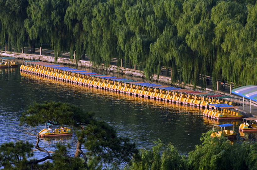 无人,公园,横图,彩色,室外,白天,旅游,度假,湖,水,城市,船,北海公园,北京,亚洲,行人,游客,游人,地形,首都,历史,路人,旅客,树,风景,摄影,五颜六色,色彩斑斓,五彩缤纷,北海市,五彩斑斓,五光十色,过客,彩图,传统文化
