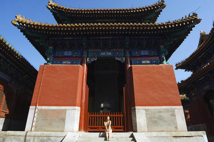 儿童,成年人,一个人,坐,横图,彩色,室外,白天,旅游,时尚,建筑,北京,日光,亚洲,木制,首都,历史,红色,蓝色,天空,模型,地标建筑,安静,摄影,五颜六色,宁静,色彩斑斓,高雅,中国文化,五彩缤纷,孔子庙,孔子,五彩斑斓,亭台楼阁,五光十色,女孩,女人,设计,彩图,旅行,美人,国子监