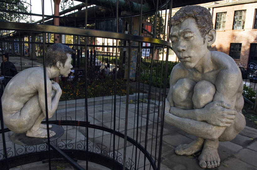 裸体,无人,工厂,横图,室外,侧面,城市,雕塑,北京,中国,亚洲,艺术,小的,反射,雕像,首都,现代,个性,摄影,展览,创造力,手艺,想象,创新,东亚,美术工艺,危险,设计,彩图,大山子,拟人,宝马迷你