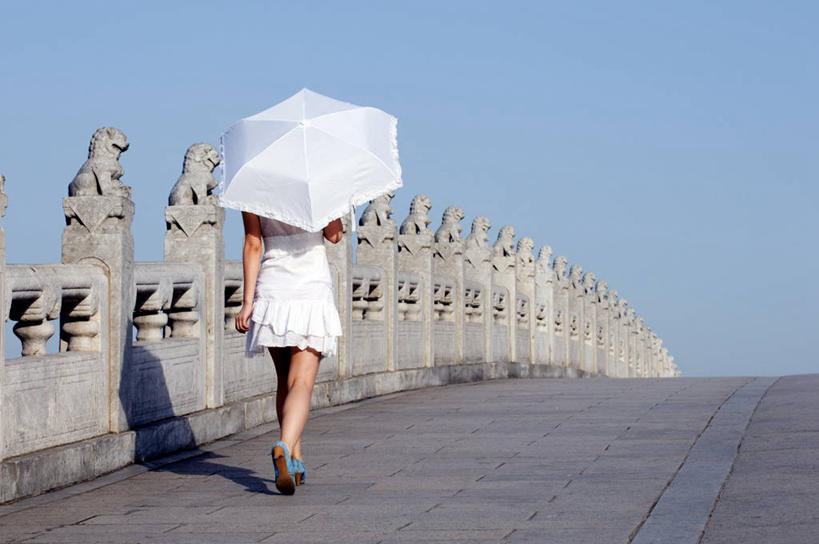 儿童,成年人,一个人,横图,室外,旅游,度假,烹饪,时尚,纯洁,狮子,雕塑,北京,日光,中国,亚洲,仅一个女性,行人,游客,游人,雕像,地形,桥,料理,食品,首都,历史,阳伞,菜肴,美食,路人,旅客,食物,小孩,白色,模型,地标建筑,可爱,童年,童趣,摄影,佳肴,保护,中国文化,释放,童真,东亚,烂漫,无邪,昆明湖,十七孔桥,过客,天真,女人,孩子,步行,彩图,传统文化,联合国教科文组织