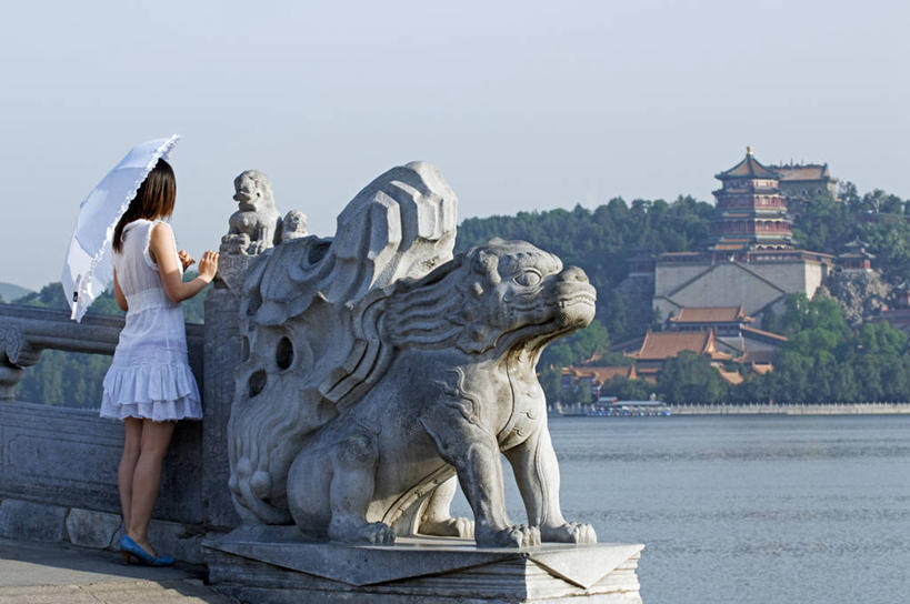 儿童,成年人,一个人,宫殿,站,横图,室外,旅游,度假,烹饪,时尚,纯洁,湖,山,水,狮子,雕塑,北京,日光,中国,亚洲,仅一个女性,行人,游客,游人,雕像,地形,料理,食品,首都,历史,阳伞,菜肴,美食,宝塔,路人,旅客,食物,小孩,白色,风景,模型,地标建筑,可爱,童年,童趣,摄影,佳肴,保护,中国文化,释放,童真,东亚,烂漫,无邪,昆明湖,亭台楼阁,过客,天真,女人,孩子,彩图,传统文化,联合国教科文组织