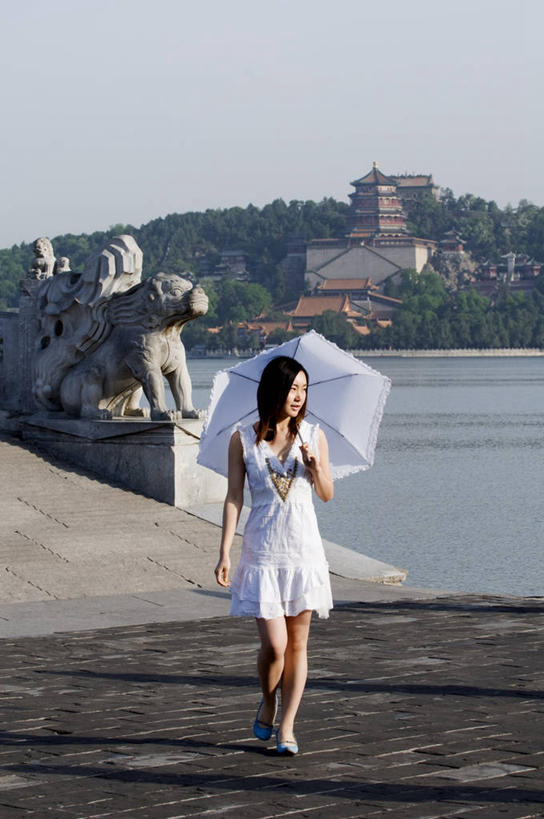 儿童,成年人,一个人,宫殿,站,竖图,室外,旅游,度假,烹饪,时尚,纯洁,湖,山,水,狮子,雕塑,北京,日光,中国,亚洲,仅一个女性,行人,游客,游人,雕像,地形,料理,食品,首都,历史,阳伞,菜肴,美食,宝塔,路人,旅客,食物,小孩,白色,风景,模型,地标建筑,可爱,童年,童趣,摄影,佳肴,保护,中国文化,释放,童真,东亚,烂漫,无邪,昆明湖,亭台楼阁,过客,天真,女人,孩子,彩图,传统文化,联合国教科文组织