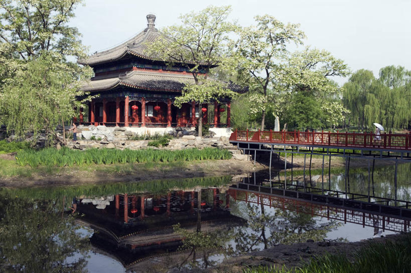 成年人,一个人,站,横图,室外,白天,旅游,度假,烹饪,时尚,湖,水,北京,日光,中国,亚洲,仅一个女性,行人,游客,游人,反射,地形,料理,食品,首都,历史,阳伞,菜肴,美食,路人,旅客,食物,白色,模型,摄影,佳肴,保护,中国文化,释放,东亚,亭台楼阁,过客,女人,彩图,传统文化