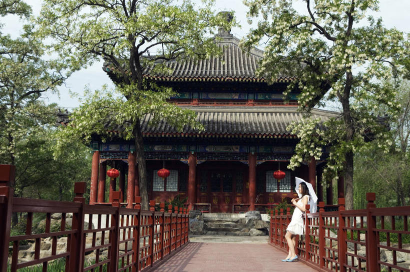 成年人,一个人,横图,室外,白天,旅游,度假,烹饪,时尚,北京,日光,中国,亚洲,仅一个女性,行人,游客,游人,地形,料理,食品,首都,历史,阳伞,菜肴,美食,路人,旅客,食物,白色,模型,摄影,佳肴,保护,中国文化,释放,东亚,亭台楼阁,过客,女人,彩图,传统文化