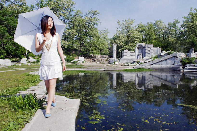 成年人,一个人,横图,室外,白天,旅游,度假,烹饪,时尚,湖,水,北京,日光,中国,亚洲,仅一个女性,行人,游客,游人,反射,地形,料理,食品,首都,历史,阳伞,菜肴,美食,路人,旅客,废墟,食物,蓝色,白色,天空,模型,摄影,佳肴,保护,释放,东亚,过客,女人,步行,彩图,传统文化