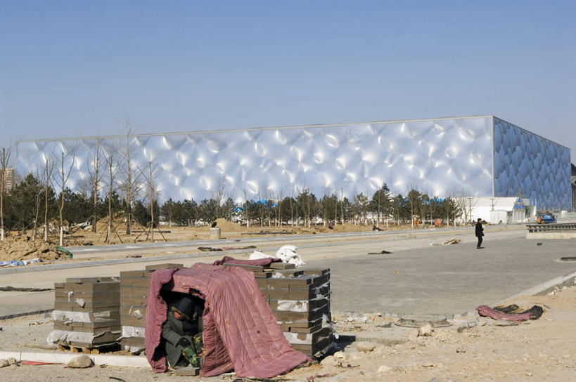 成年人,一个人,游泳池,音乐厅,横图,彩色,室外,白天,旅游,建筑业,水,建筑,北京,亚洲,仅一个男性,透明,首都,体育场,现代,蓝色,天空,建筑工地,奥运,财富,摄影,五颜六色,色彩斑斓,贫穷,五彩缤纷,反差,万里无云,五彩斑斓,式样,五光十色,男人,彩图,旅行,北京奥林匹克公园