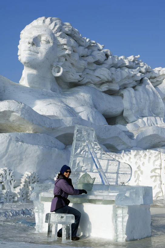 成年人,一个人,坐,竖图,室外,白天,旅游,雪,雕塑,亚洲,仅一个女性,行人,游客,游人,表演,艺术,钢琴,冬天,路人,旅客,蓝色,白色,天空,摄影,活动,哈尔滨,创造力,手艺,黑龙江省,万里无云,美术工艺,过客,女人,彩图,旅行,传统文化,美人