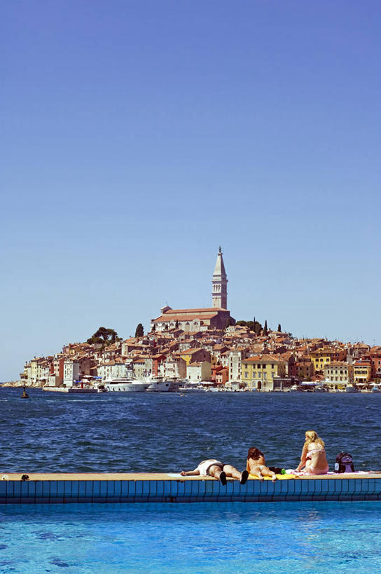 游泳,家庭,游泳池,竖图,室外,旅游,度假,日光浴,海洋,水,日光,欧洲,克罗地亚,海岸线,河岸,乡村,城镇,娱乐,蓝色,社区,享受,休闲,放松,摄影,宗教,明亮,基督教,宗教建筑,巴尔干,前南斯拉夫,罗维尼,海滩,彩图,大教堂