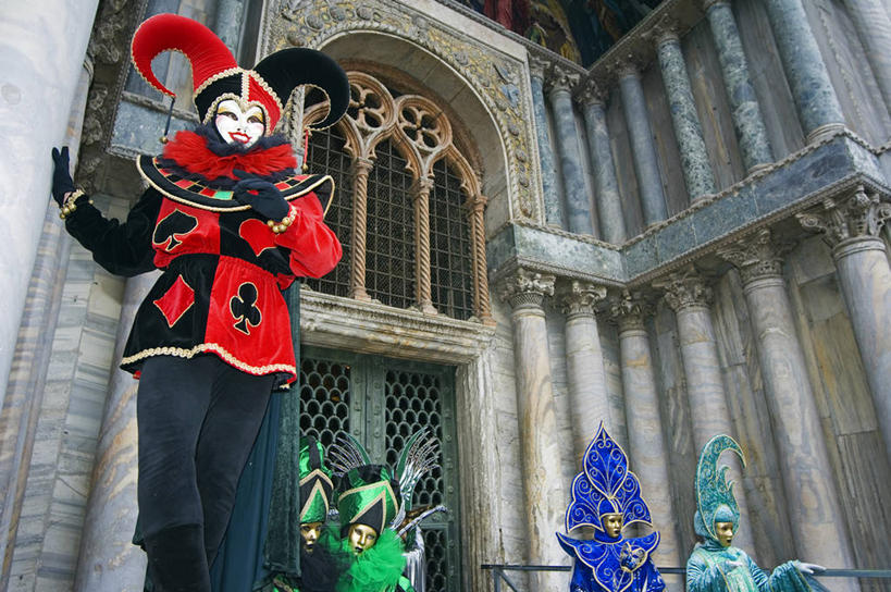 成年人,微笑,横图,室外,快乐,建筑,意大利,欧洲,威尼斯,狂欢节,表演,庆祝,装饰,面具,衣服,红色,黑色,摄影,宗教,幽默,复杂,宗教建筑,游行,意大利文化,威尼托大区,圣马可大教堂,威尼斯狂欢节,灵性,化妆面具,男人,休闲活动,彩图,传统服装,大教堂