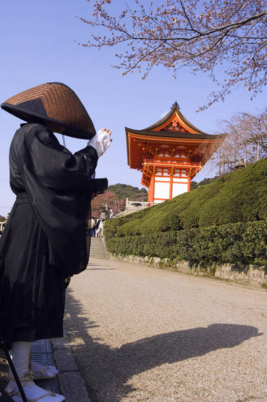 东方人,成年人,一个人,寺庙,竖图,建筑,帽子,日本,亚洲,仅一个男性,草帽,工人,遮阳帽,摄影,宗教,佛教,京都府,贫穷,宗教建筑,东亚,清水寺,施舍,灵性,男人,员工,僧侣,彩图,传统服装,匠人,劳动者,体力工