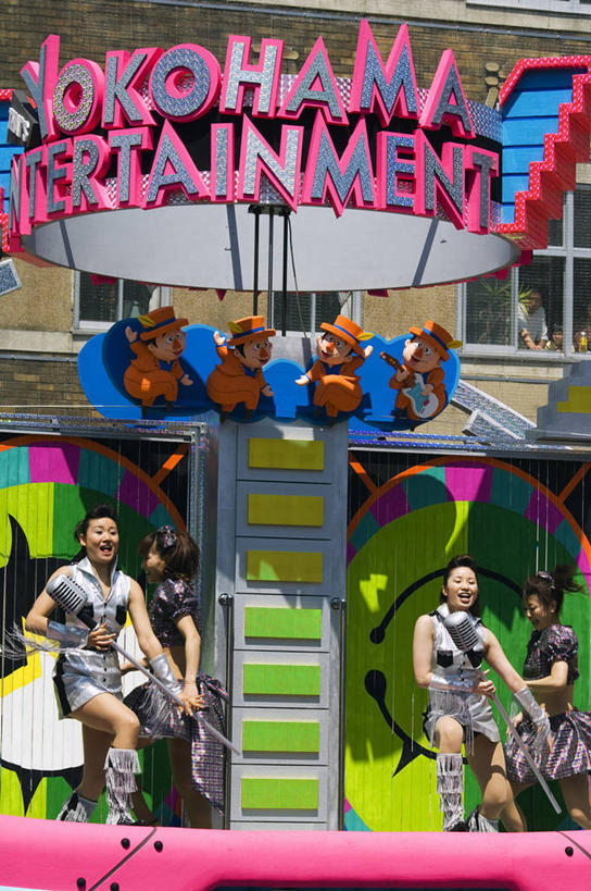 东方人,儿童,成年人,竖图,彩色,室外,日本,亚洲,表演,日本文化,装饰,横滨,神奈川县,车,交通工具,活力,摄影,彩车,五颜六色,华丽,修饰,色彩斑斓,点缀,载具,游行,五彩缤纷,群众,东亚,衬托,美观,雅致,雅观,五彩斑斓,五光十色,女孩,女人,舞者,彩图,传统服装,舞蹈,传统文化