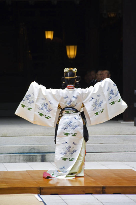 成年人,一个人,竖图,城市,东京,日本,亚洲,仅一个女性,表演,和服,庆祝,日本文化,长袍,首都,历史,表演者,衣服,白色,摄影,肖像,典礼,东亚,本州,关东地方,本州岛,日本国,东京都,涩谷区,明石寺,原宿,女人,外衣,舞者,彩图,传统服装,舞蹈,传统文化