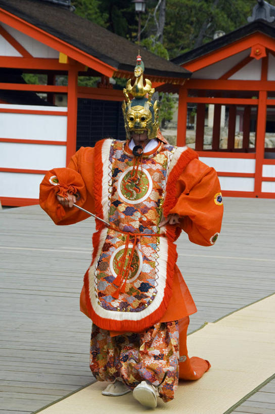 成年人,一个人,竖图,彩色,旅游,烹饪,建筑,广岛县,日本,亚洲,仅一个男性,表演,日本文化,长袍,料理,食品,历史,表演者,菜肴,美食,食物,衣服,红色,摄影,佳肴,五颜六色,保护,复杂,色彩斑斓,神殿,五彩缤纷,东亚,本州,严岛神社,五彩斑斓,五光十色,男人,彩图,传统服装,传统文化,联合国教科文组织,宫屿