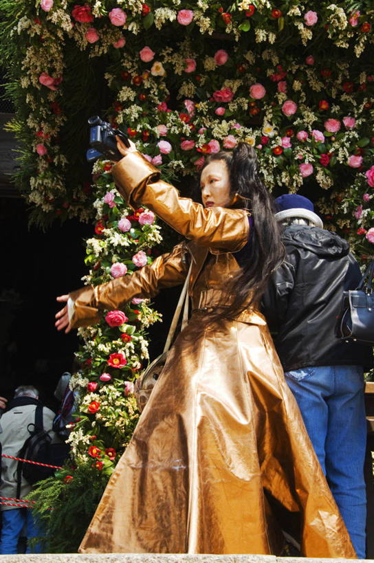 成年人,一个人,竖图,旅游,烹饪,奈良县,日本,亚洲,仅一个女性,行人,游客,游人,日本文化,料理,食品,历史,菜肴,美食,路人,旅客,食物,拍照,衣服,摄影,佛教,佳肴,保护,复杂,肖像,东亚,本州,本州岛,日本国,近畿地方,奈良,东大寺,近畿,过客,女人,彩图,柱头,传统文化,联合国教科文组织