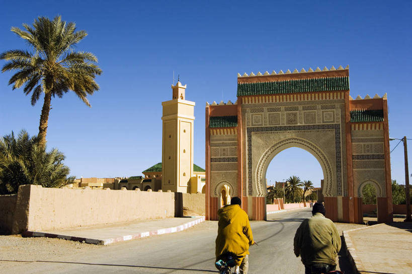 成年人,两个人,横图,沙漠,建筑,路,自行车,非洲,摩洛哥,大门,拱门,车,脚踏车,骑,交通工具,骑车,摄影,宗教,伊斯兰教,地中海文化,载具,清真寺,北非,灵性,男人,彩图