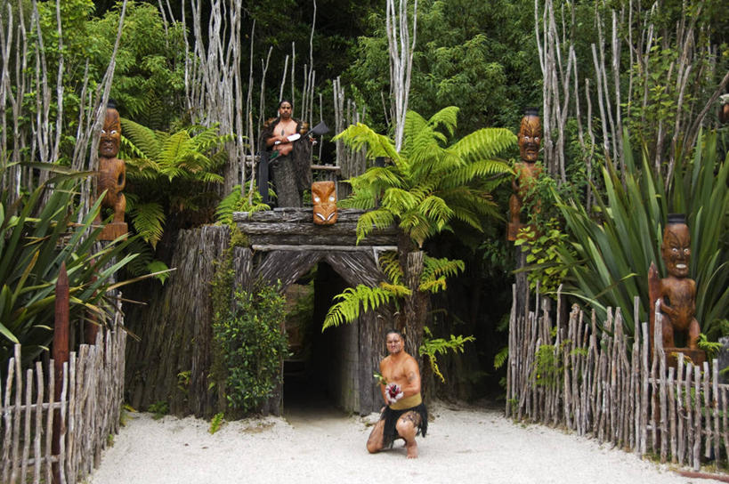 成年人,一个人,博物馆,横图,旅游,新西兰,仅一个男性,行人,游客,游人,表演,表演者,路人,旅客,衣服,社区,摄影,种族,问候,典礼,澳大拉西亚,过客,罗托鲁阿,毛利人,男人,彩图,传统服装,舞蹈,礼拜堂,传统文化