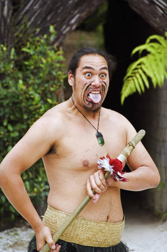 成年人,一个人,博物馆,竖图,旅游,新西兰,仅一个男性,行人,游客,游人,表演,表演者,路人,旅客,衣服,社区,摄影,种族,问候,典礼,澳大拉西亚,过客,罗托鲁阿,毛利人,男人,彩图,传统服装,舞蹈,礼拜堂,传统文化