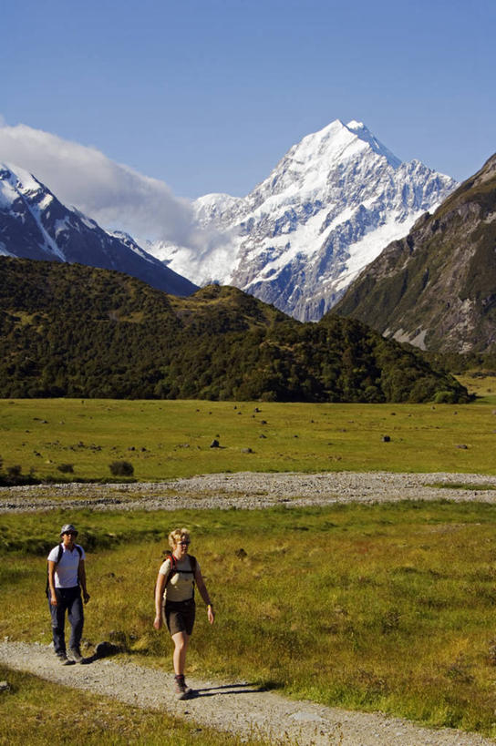 两个人,竖图,室外,旅游,度假,烹饪,美景,山,山脉,雪,雪山,日光,新西兰,行人,游客,游人,地形,景观,山顶,小路,料理,食品,方向,历史,娱乐,菜肴,美食,路人,旅客,食物,风景,自然,地标建筑,享受,休闲,景色,放松,摄影,佳肴,生活方式,保护,国家公园,自然风光,澳大拉西亚,库克山,新西兰南岛,过客,库克山国家公园,步行,彩图,罢工,伴侣,传统文化,联合国教科文组织,美人