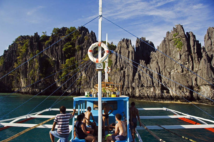 横图,室外,海洋,山,水,船,菲律宾,亚洲,透明,海湾,风景,自然,运输,摄影,东南亚,宁静,石灰石,巴拉望,潟湖,美术工艺,爱妮岛,天堂镇,海滩,岩石,彩图,罢工,美人,双体船