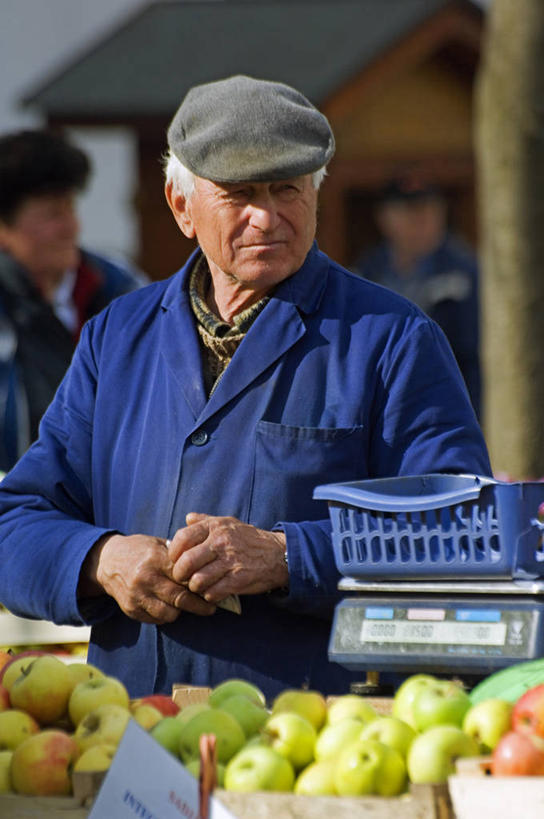 成年人,老年人,一个人,商店,菜场,竖图,室外,工作服,购物,消费,苹果,帽子,水果,欧洲,斯洛文尼亚,仅一个男性,仅一个人,小贩,集市,市场,首都,货摊,商铺,社区,仅一个老年男性,金融,摄影,比例,贩卖,选购,贸易,水果店,前南斯拉夫,市肆,商号,卢布尔雅那,菜市,老年男性,男人,男性,商人,彩图,菜市场,店铺,软帽,街市