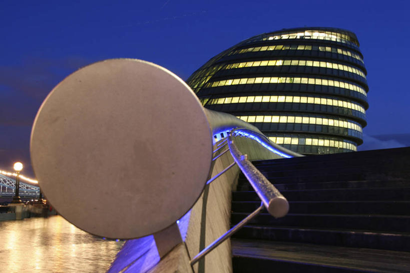 无人,工程师,建筑师,办公室,栏杆,横图,夜晚,城市,建筑,摩天大楼,英国,反射,光,塔,首都,图像,英格兰,泰晤士河,黄昏,摄影,照亮,照明设备,市政厅,管理,建筑工程师,设计,彩图,总部大楼,画则师,图则师,则师,评估,人员,伦敦市政厅,霍朗明,诺曼.福斯特,诺曼.罗伯特.福斯特男爵阁下