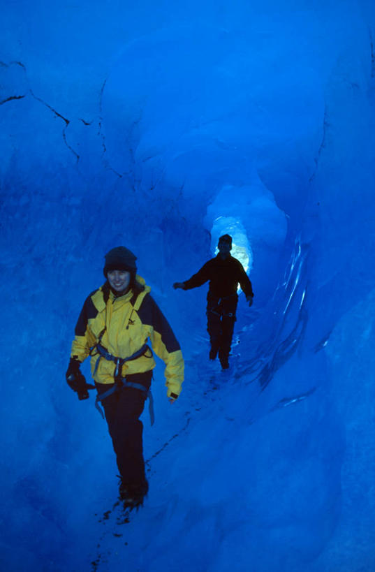 成年人,两个人,竖图,旅游,度假,探险,运动,山,山脉,水,智利,隧道,冰,洞,娱乐,蓝色,享受,休闲,南美,放松,摄影,动作,国家公园,拉丁美洲,冰河,探险家,式样,冰镐,冰爪,百内国家公园,冒险,女人,彩图