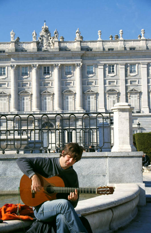 成年人,一个人,广场,宫殿,竖图,城市,街道,西班牙,欧洲,仅一个男性,表演,吉他,首都,宏伟,音乐,表演者,马德里,摄影,南欧,皇室,西班牙王国,马德里自治区,马德里皇宫,男人,彩图,东方广场