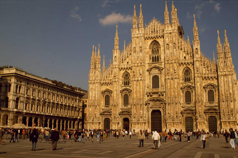 教堂,横图,室外,旅游,建筑,意大利,行人,游客,游人,雕像,柱子,大理石,尖顶,路人,旅客,摄影,宗教建筑,群众,哥特式风格,伦巴第大区,米兰,过客,大教堂广场,彩图,大教堂